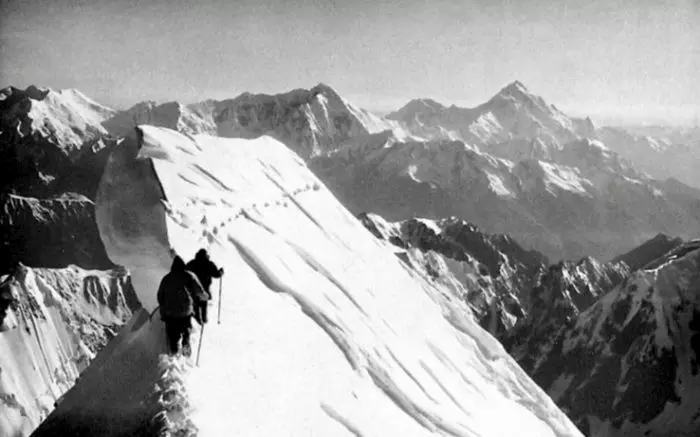 Спуск з вершинного хребта ори Момхіл Сар  (Momhil Sar). На задньому плані  - гора Ракапоші (праворуч) і Діран (у центрі). Фото: Hanns Schell / Alpine Journal