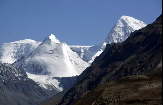 Гіндукуш (Hindu Kush) на кордоні Афганістану та Пакистану, з горою Ахер Чіох (Akher Chioh) на фото справа. Фото: Pbase