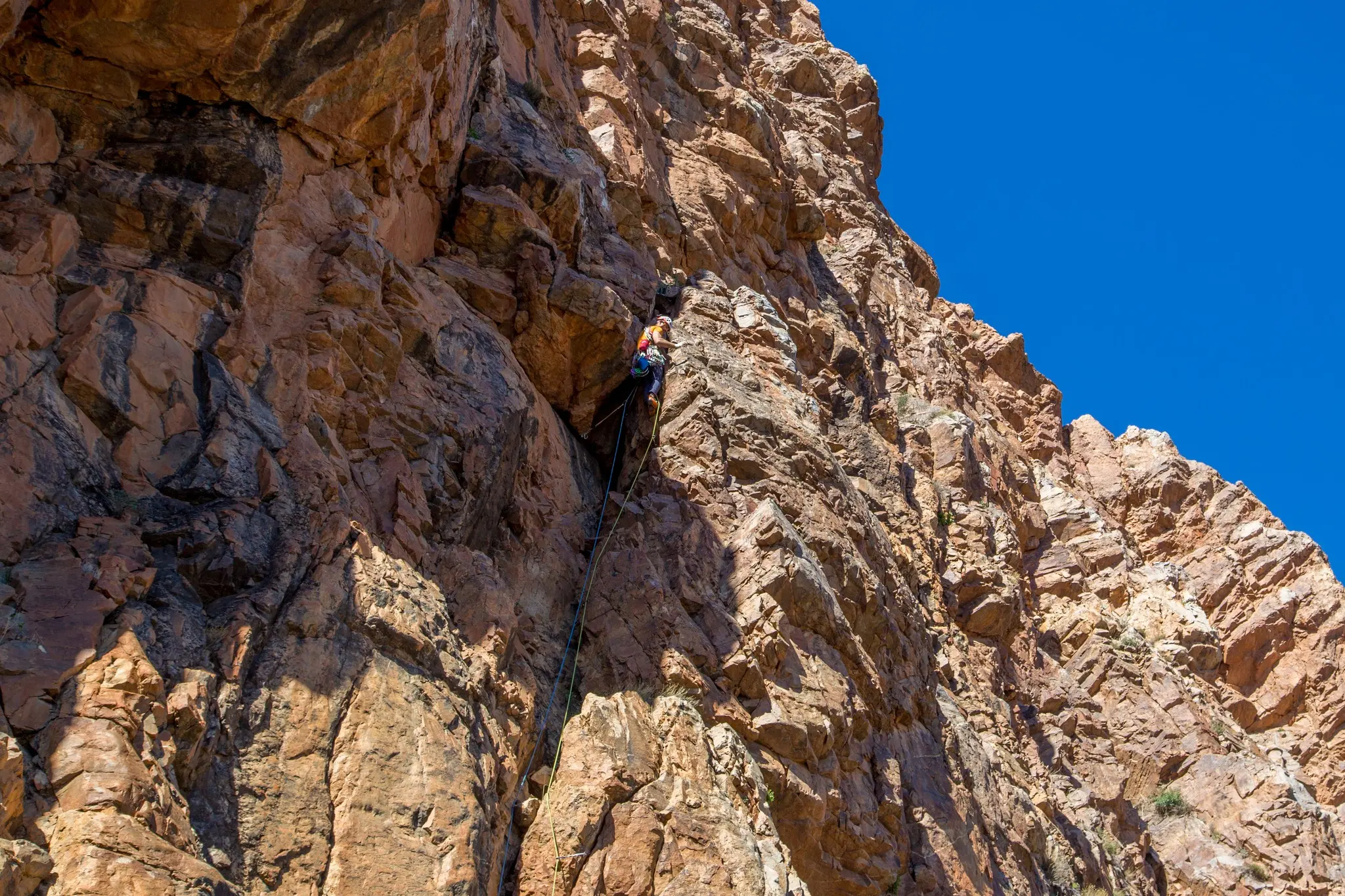 Джессі Дафтон (Jesse Dufton) на першій ділянці нового маршруту «Eye Disappear» (4b, 100 метрів, 3 мотузки) на скелях Heavy Rock в Марокканських Антиатлаських горах. Фото Jesse Dufton