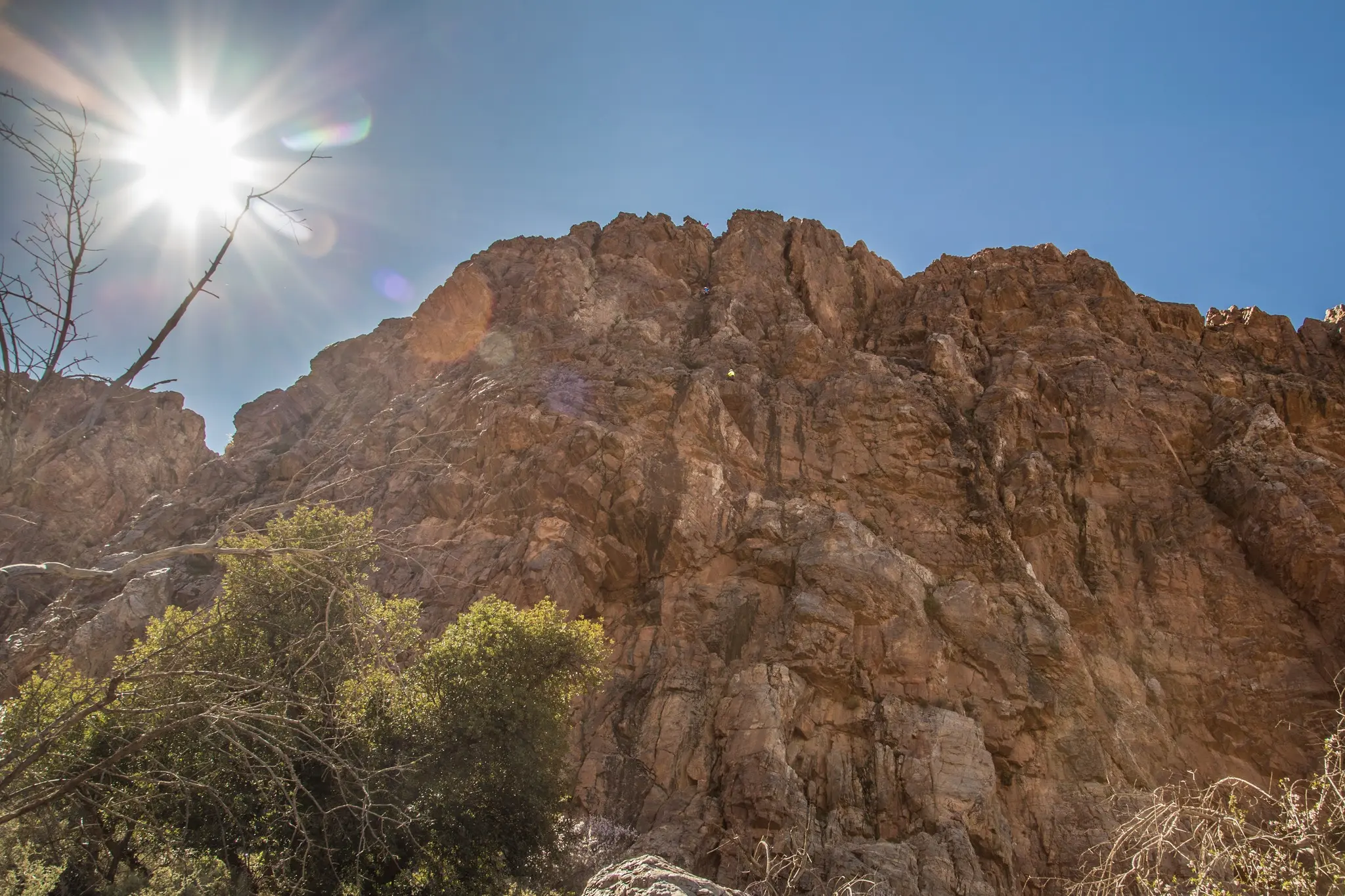 Джессі Дафтон (Jesse Dufton) на новому маршруті «Eye Disappear» (4b, 100 метрів, 3 мотузки) на скелях Heavy Rock в Марокканських Антиатлаських горах. Фото Jesse Dufton