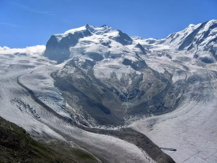 Акош Дьєрфі (Akos Gyorffy) зник безвісти у гірському масиві Монте-Роза, що розміщений на кордоні між Італією та Швейцарією