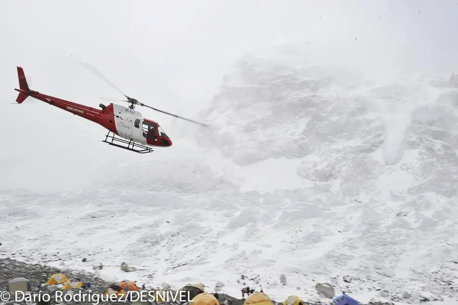 Гелікоптер у базовому табору Евересту