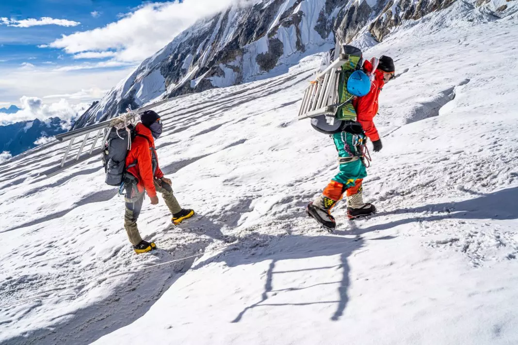 Спеціальна команда непальських шерп вже проклала маршрут через найбільш небезпечну діляку маршруту - льодоспад Кхумбу (Khumbu Icefall) та провісила перила до другого висотного табору