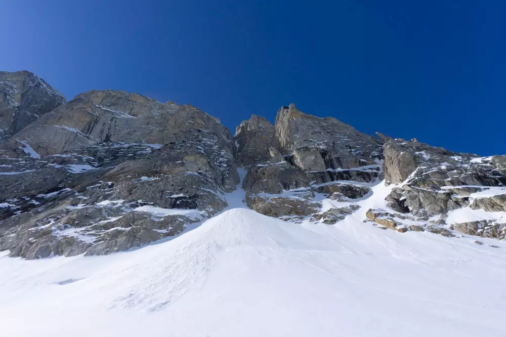Маршрут Superfly Couloir (AI5, A2, M6, 518 метрів) на раніше безіменну вершину Rise and Shine., що розташована на піведнь від масиву Райзенштайн (Reisenstein). Фото Zach Lovell