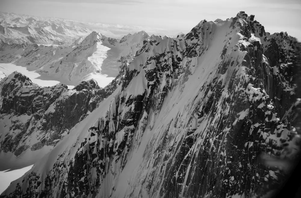 Маршрут Borealis Face (85° лід/сніг, 609 метрів) по північно-західній стіні гори Цітадель (Citadel, 2535 метрів) на Алясці. Фото Zach Lovell