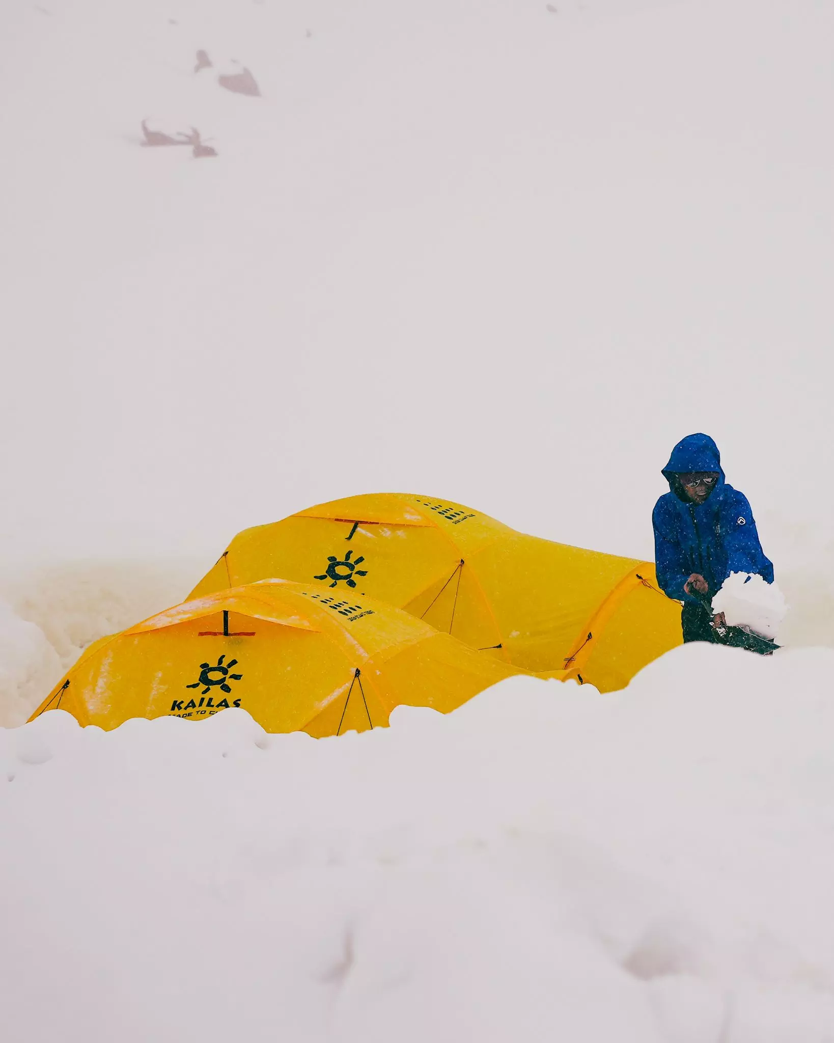 Бартек Жемскі (Bartek Ziemski) відкопує намет у базовому таборі Дхалагірі. Фото MAD Ski Project 