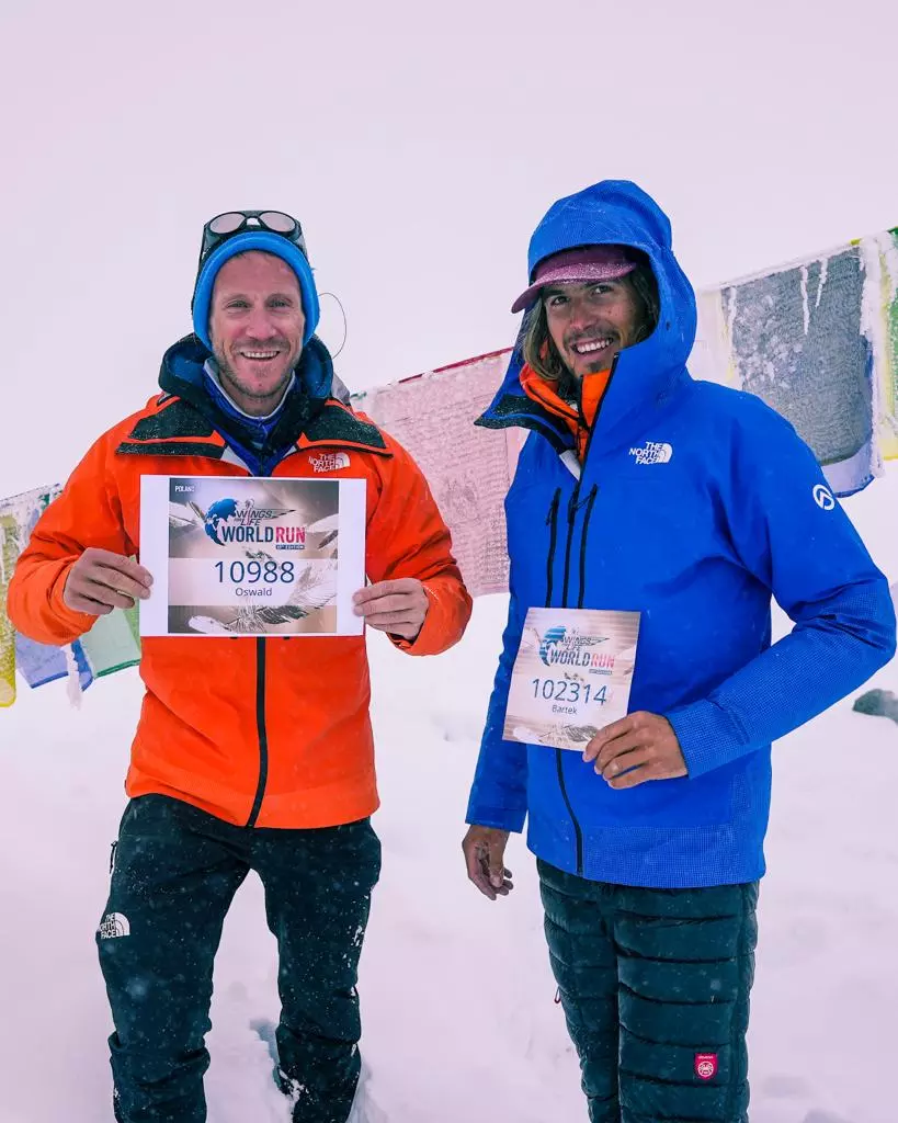 Бартек Жемскі (Bartek Ziemski) та Освальд Родріго Перейра (Oswald Rodrigo Pereira) зі стартовими номерами Wings for Life World Run. Фото: MAD Ski Project