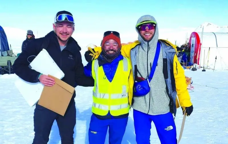 Тайлер Карневейл (Tyler Carnevale), праворуч, з членами команди біля Евересту
