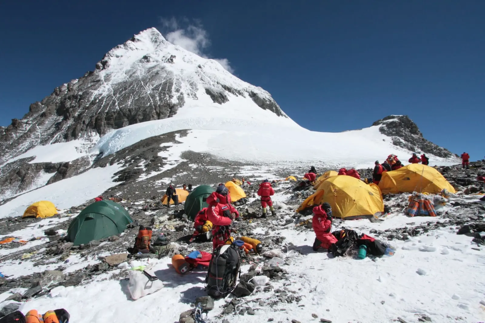 Четвертий висотний табір на Евересті. на відмітці 7900-8000 метрів.