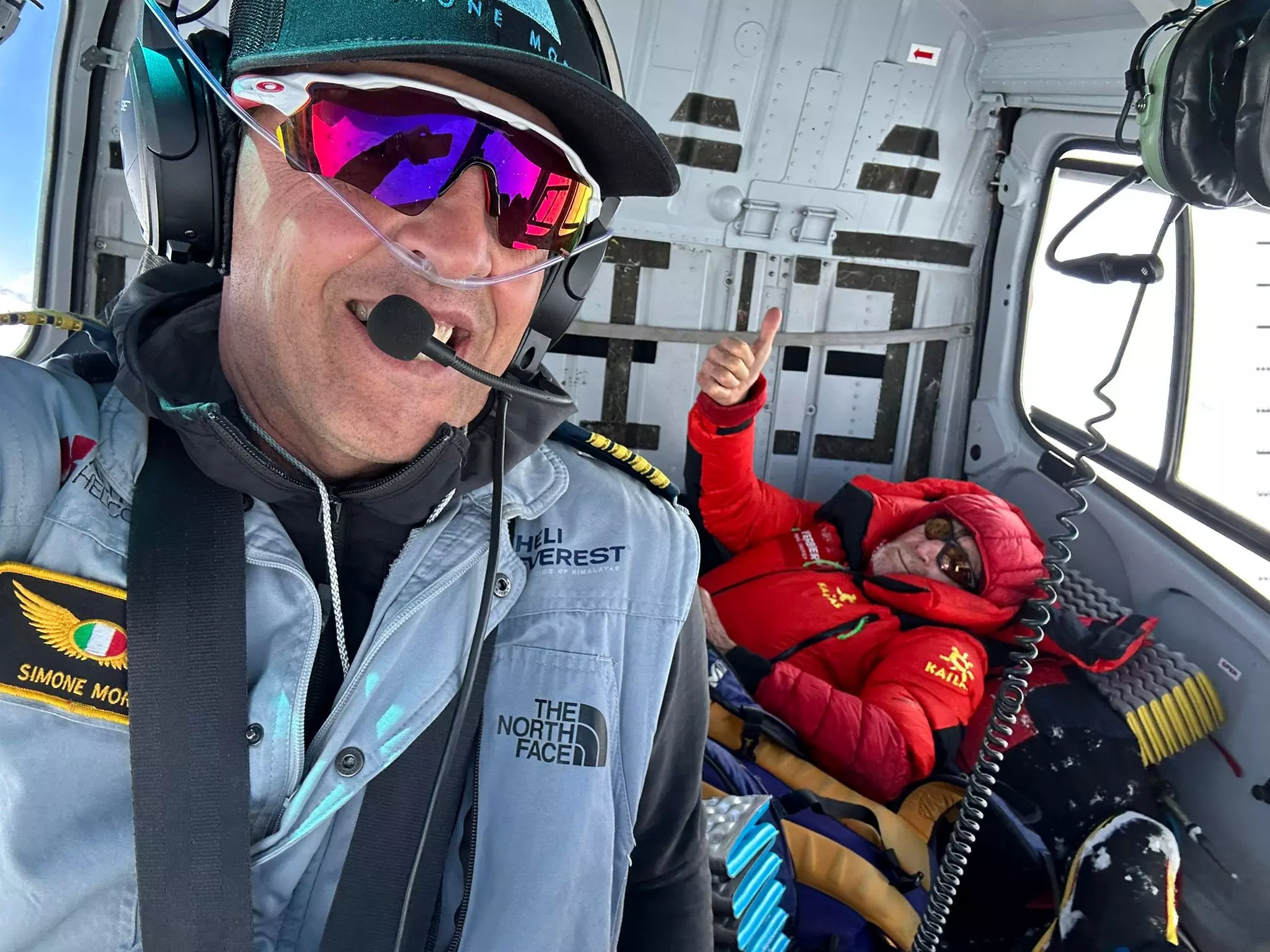 гелікоптер, пілотований відомим італійським альпіністом Сімоне Моро (Simone Moro), підібрав 84-річного іспанця з околиць табору 2 і доставив його до Катманду.