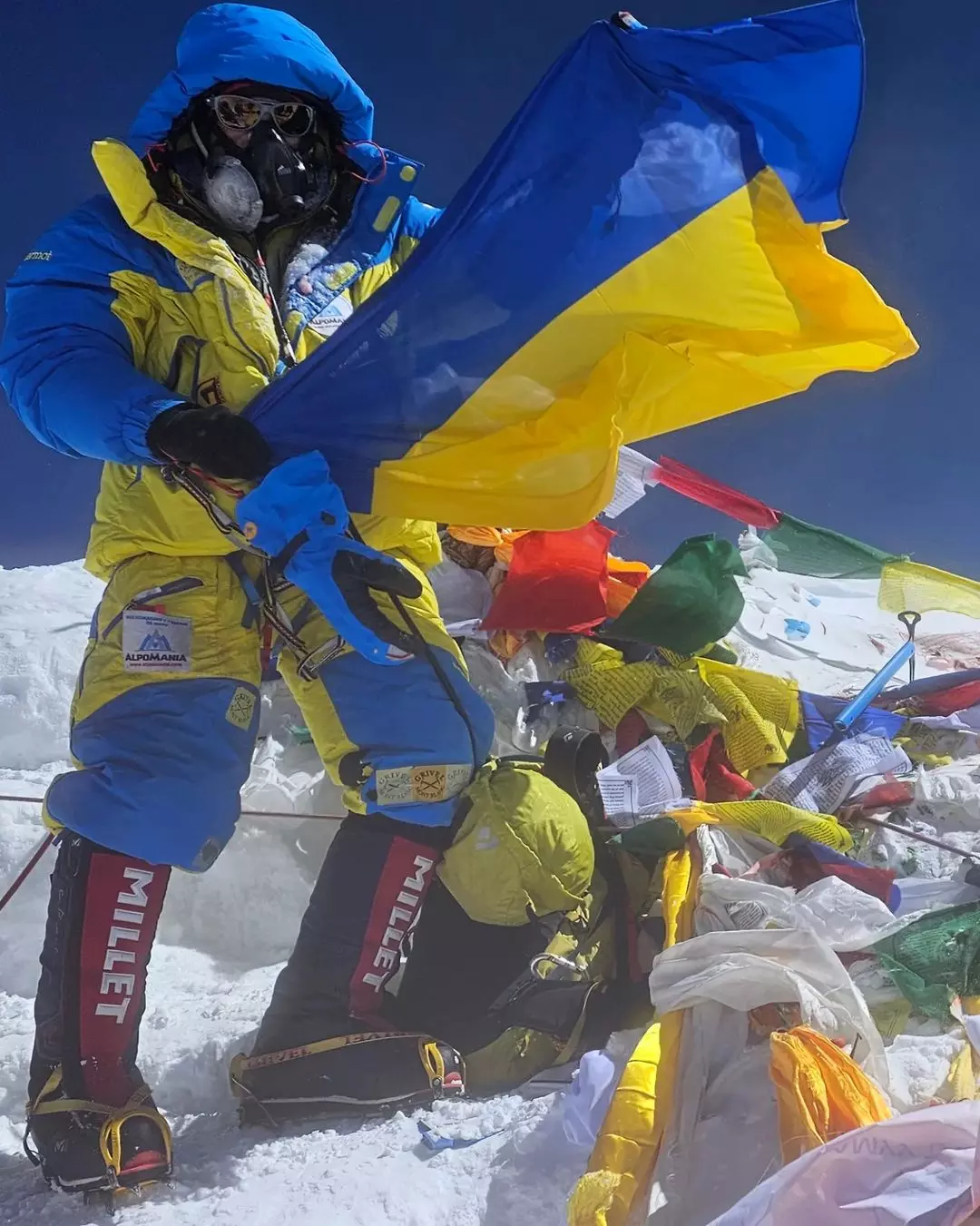 Вперше на веришні Евересту було піднято прапор України з особистим підписом Президента Зеленського. Фото Валентин Сипавін