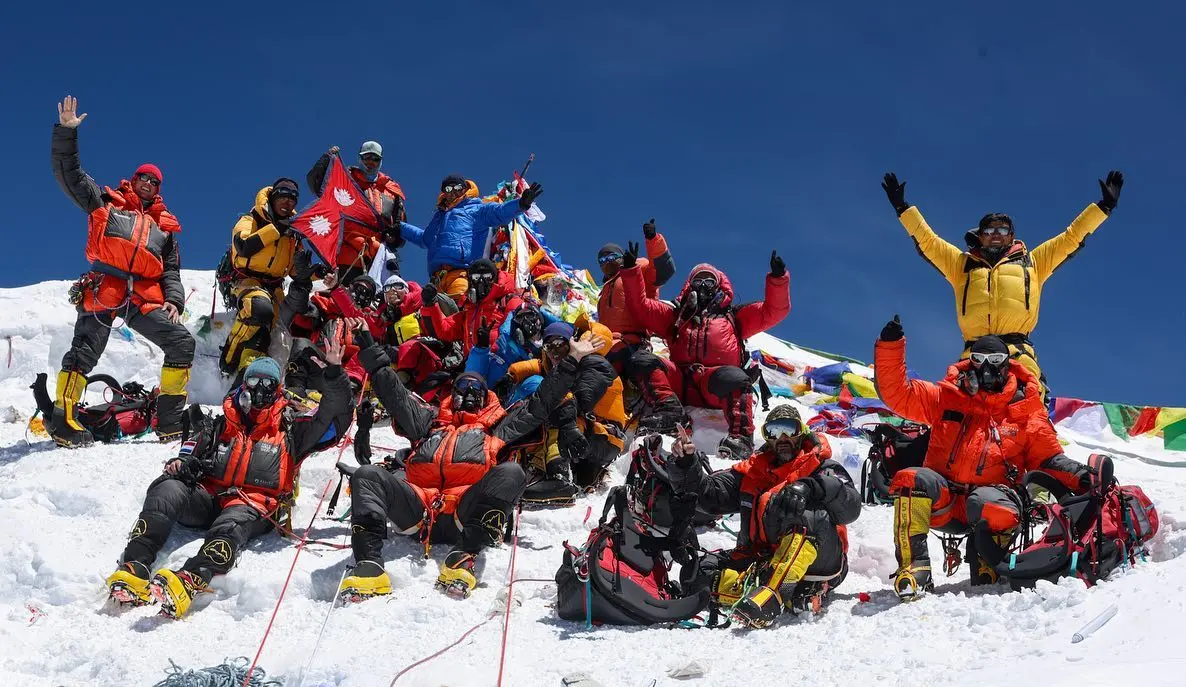 Одна з численних комерційних команд на вершині Евересту. Травень 2023. Фото Garrett Madison