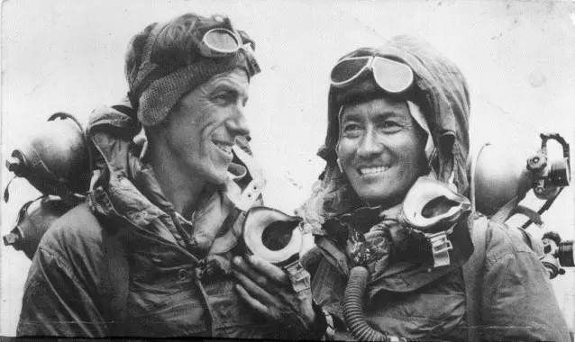 Едмунд Гілларі (Edmund Hillary) та Тенцинг Норгей (Tenzing Norgay), 29 травня 1953 року після першого в історії сходження на вершину Евересту
