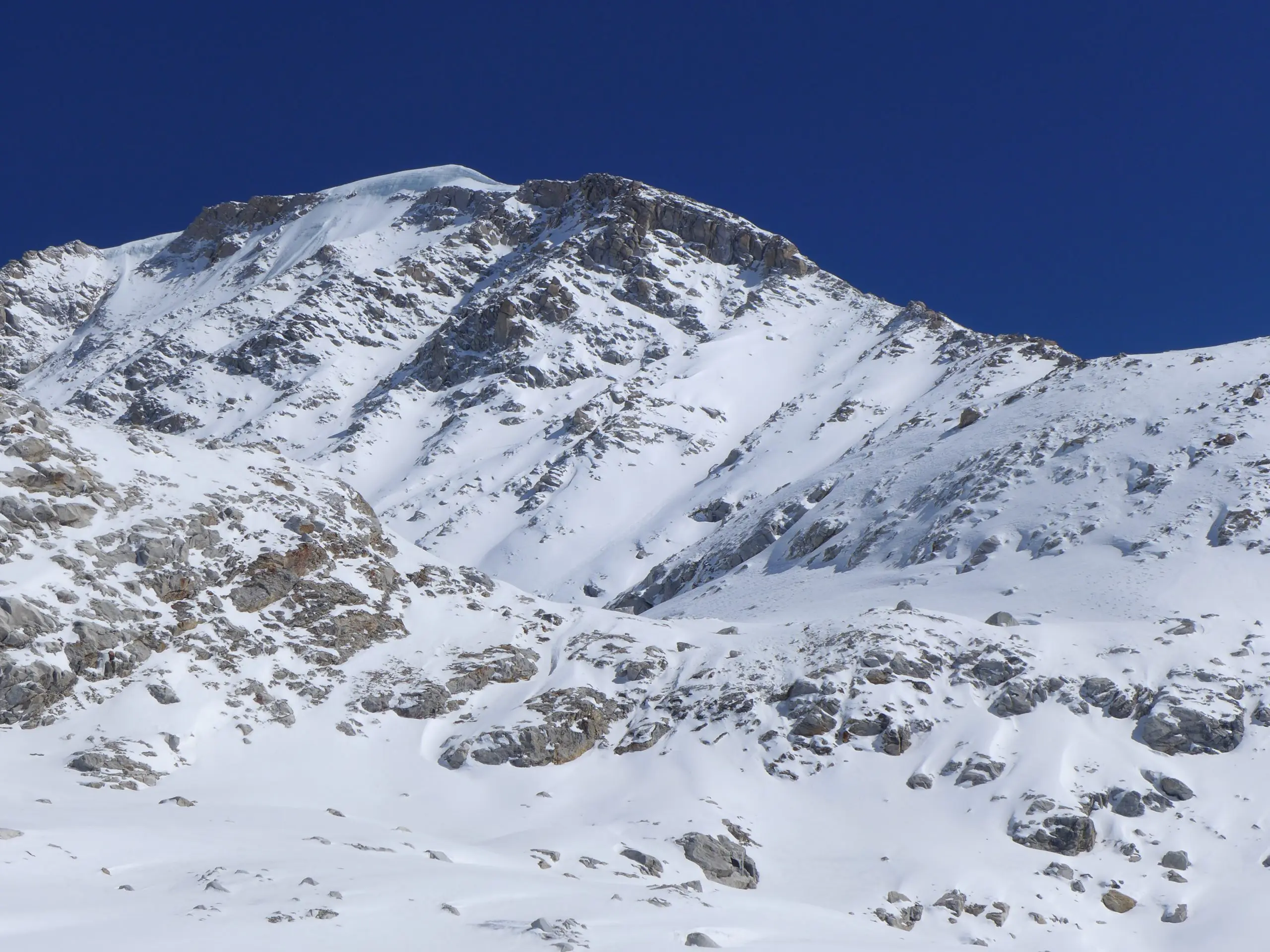 Чанді Гімал (Chandi Himal), вид на вершину з передового базового табору. Сама вершина – це засніжена зона з карнизом. Праворуч південно-східний гребінь, найбезпечніший шлях до вершини. Фото: Matt Powell