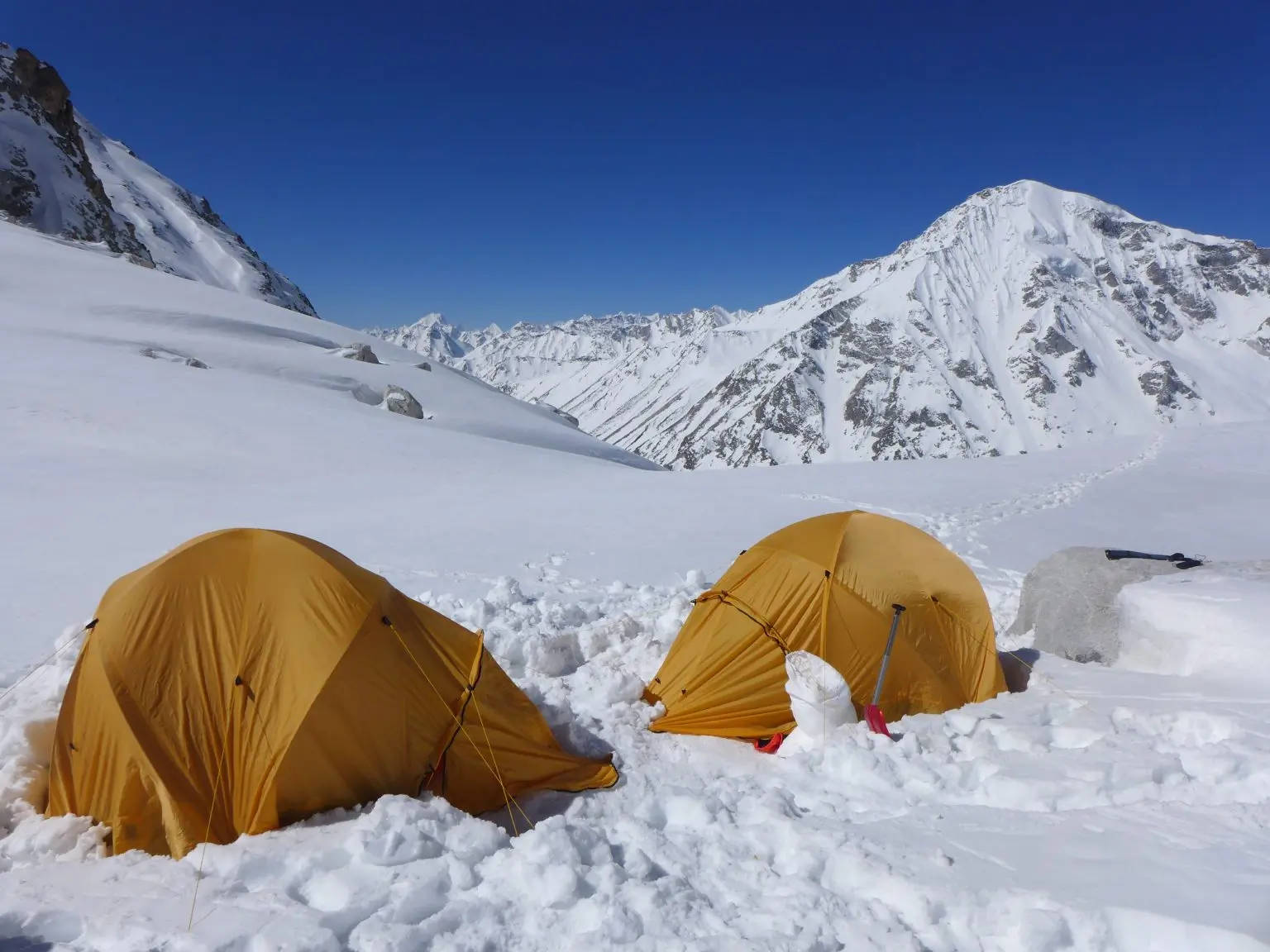 Передовий базовий табір біля підніжжя Чанді-Гімал. Фото: Matt Powell