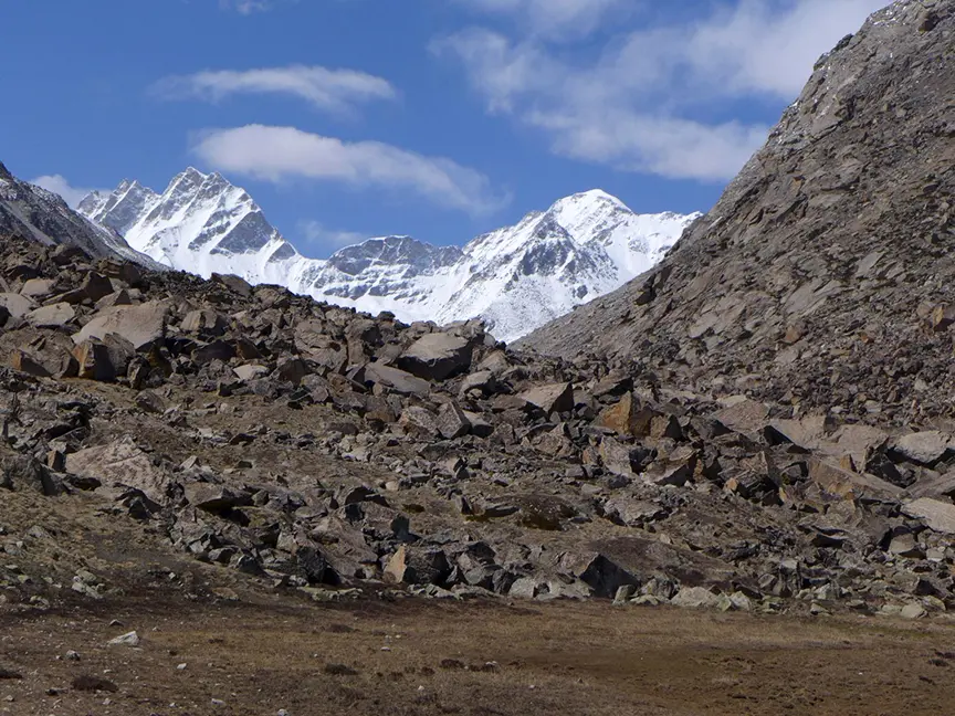 Чанді Гімал (Chandi Himal), засніжена вершина справа. Фото: Matt Powell