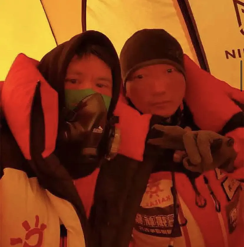 Двоє китайських альпіністів з іншої команди відмовилися від спроби сходження на вершину, щоб допомогти Лю. Фото: Allthatsinteresting
