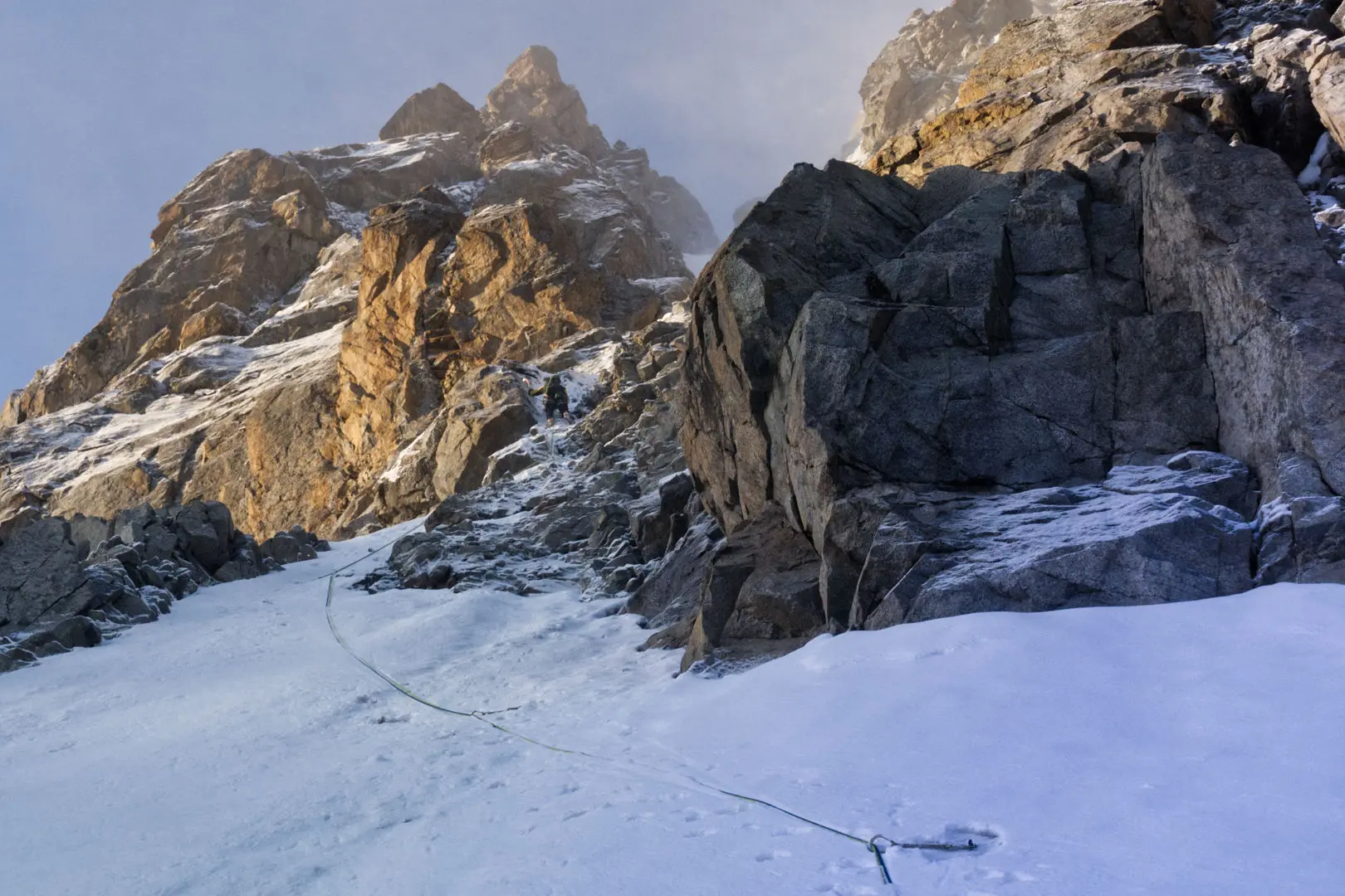 маршрут першого сходження на північну стіну гори Тургень (4410 м), 900 метрів, AI3, M4. Фото Кирило Білоцерковський