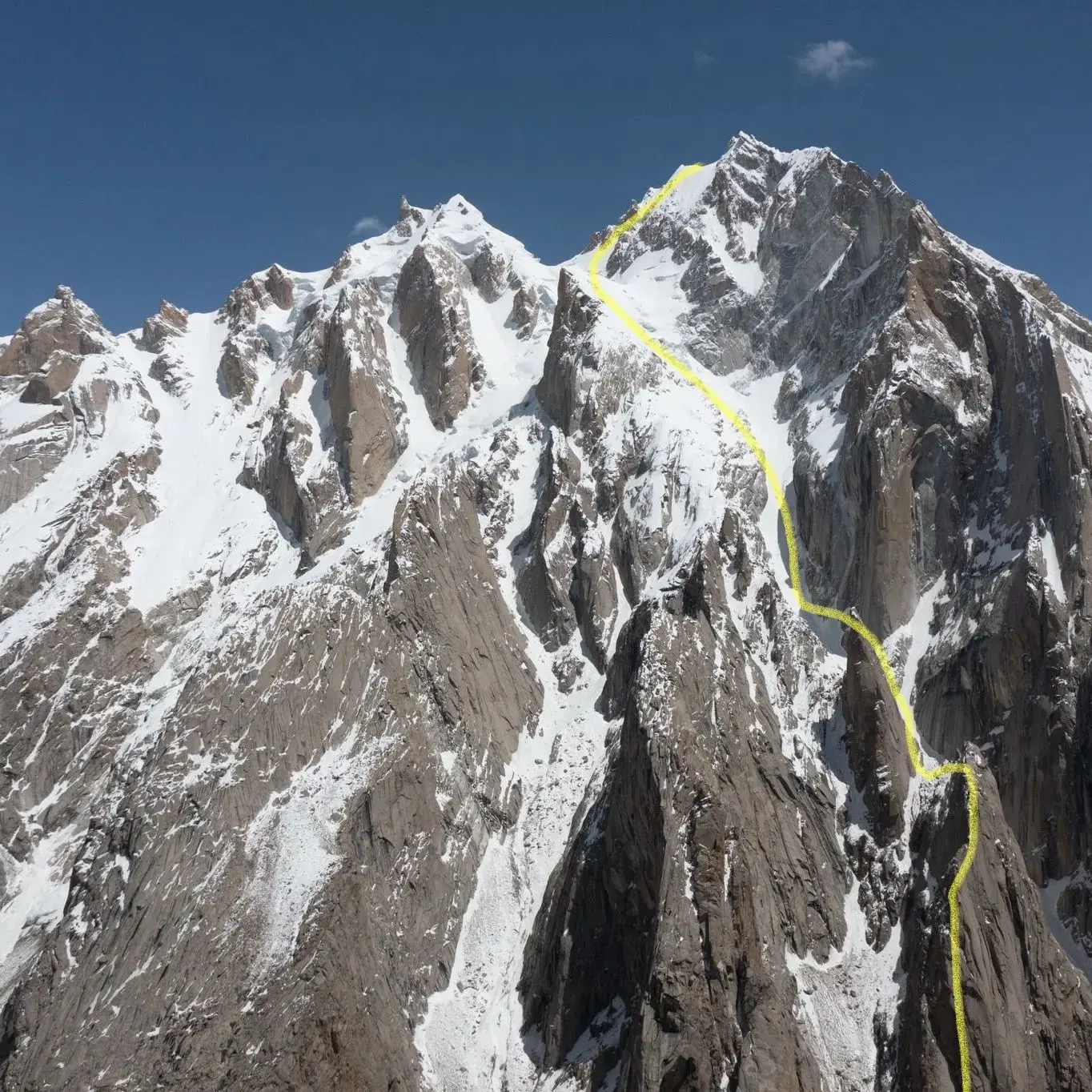 Маршрут  "WAA SHAKIR" ( 6B / M.5 / 70⁰, 2200 м) на вершину гори Транго ІІ (Trango II, 6350 м) у Пакистані. Фото Eneko Pou, Iker Pou
