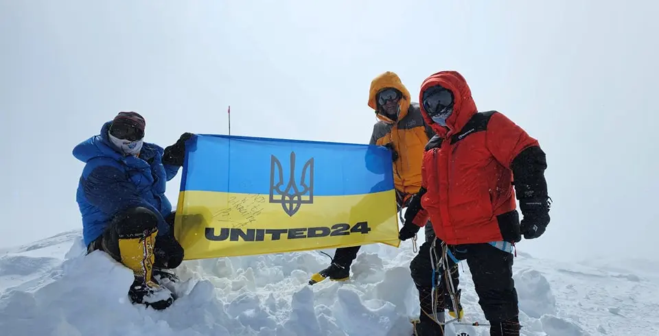 На вершині гори Деналі команда розгорнула синьо-жовтий прапор України на знак підтримки країни та UNITED24. Фото UNITED24