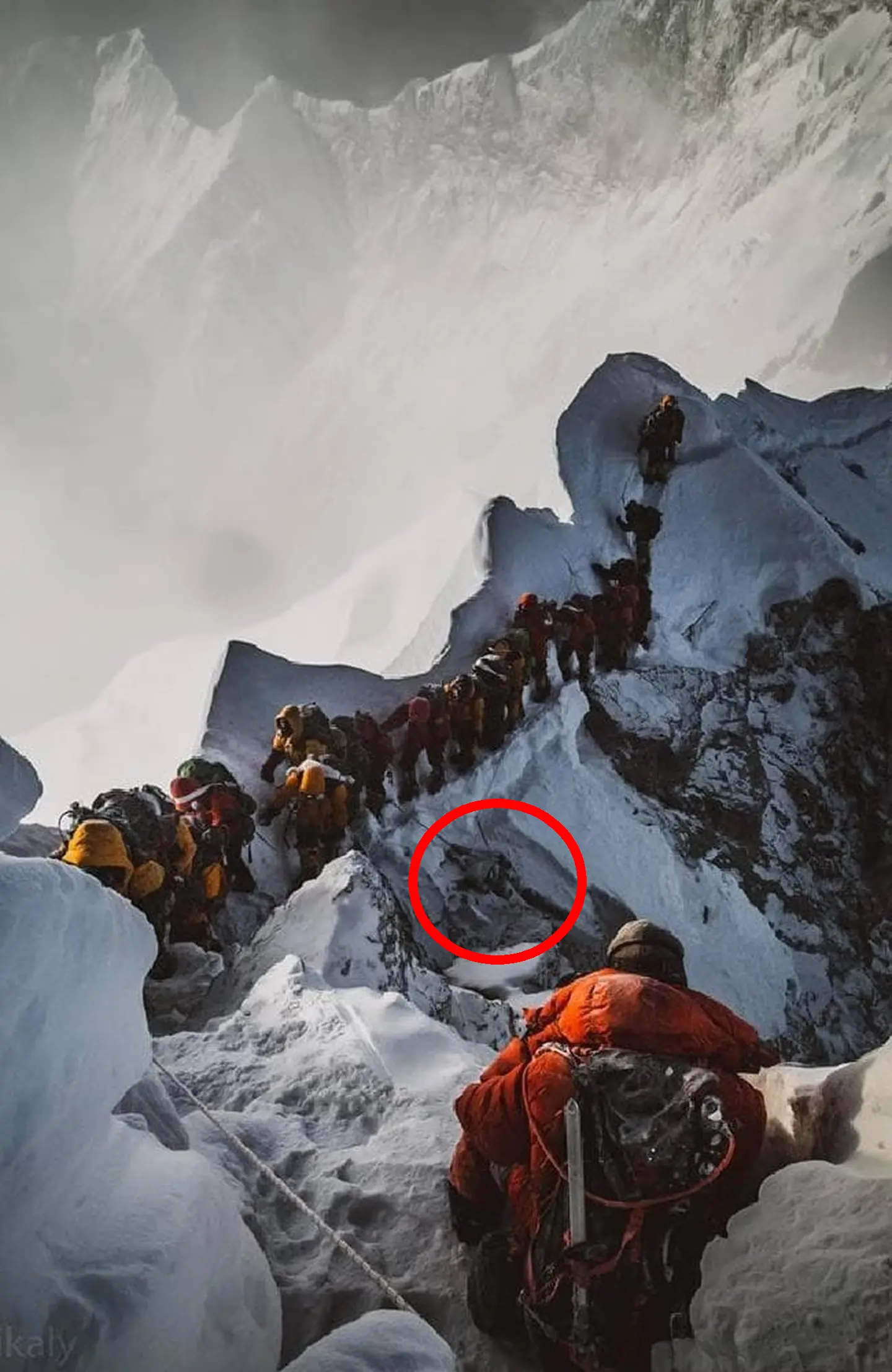Сотні альпіністів щороку проходять повз тіла загиблих, прямуючи до вершини Евересту. Фото Elia Saikaly