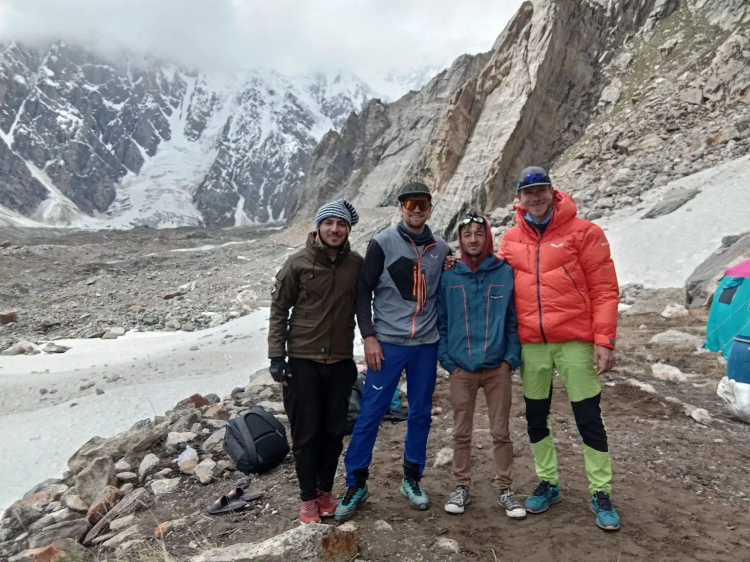 Саймон Месснер ( Simon Messner) та Мартін Зіберер (Martin Sieberer) разом з командою підтримки у базовому таборі. Фото  Discover Karakoram