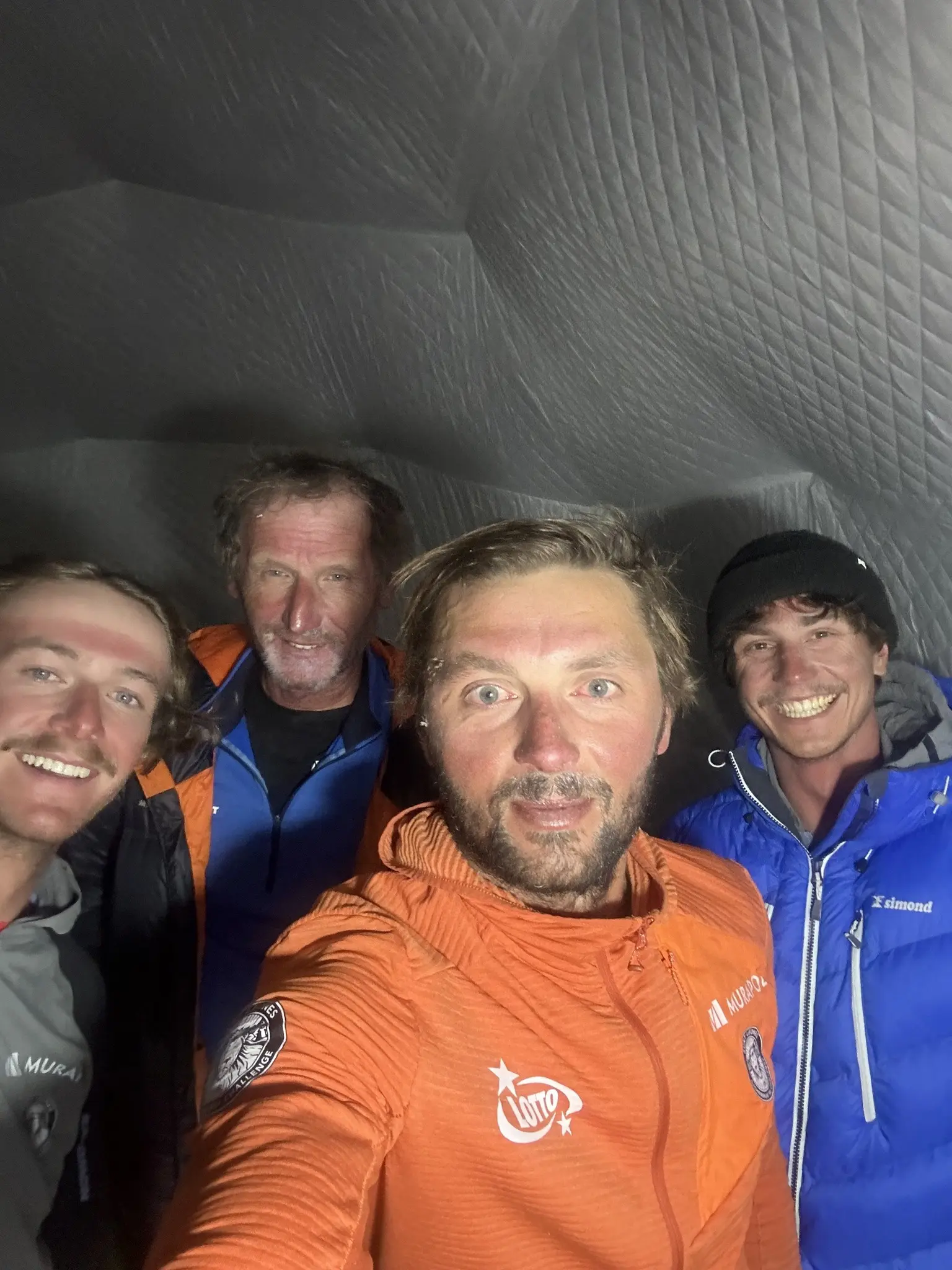 Команда Анджея Баргеля в базовому таборі восьмитисяника Гашербрум II (Gasherbrum II, 8035 м). Фото Andrzej Bargiel