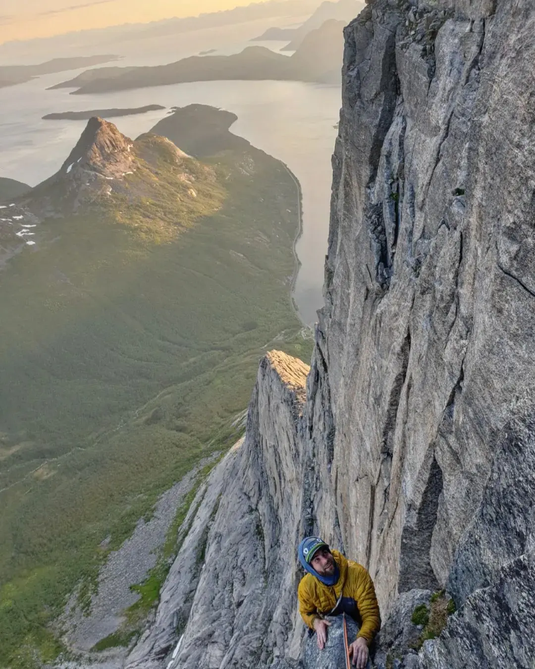 на маршруті "South West Face route" по північно-західній стіні гори Штетінд (Stetind) у Норвегії. Фото Joda Dolmans