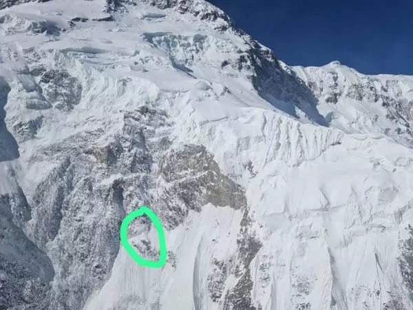Останнє місце, зазначене GPS-трекером зниклої групи Дмитра павленко на схилах піку Перемоги (близько 5170 м) 