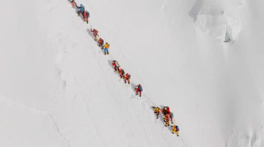 Крупним планом видно, як альпіністи проходять повз Гасана. Кадр із зйомки дроном Філіпа Флеміга для Servus TV.