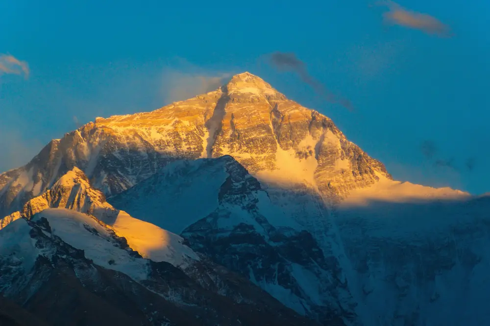Північний бік Евересту (вид з боку Тибету) з кулуаром Горнбейна, що прямує до вершини справа. Фото: Shutterstock
