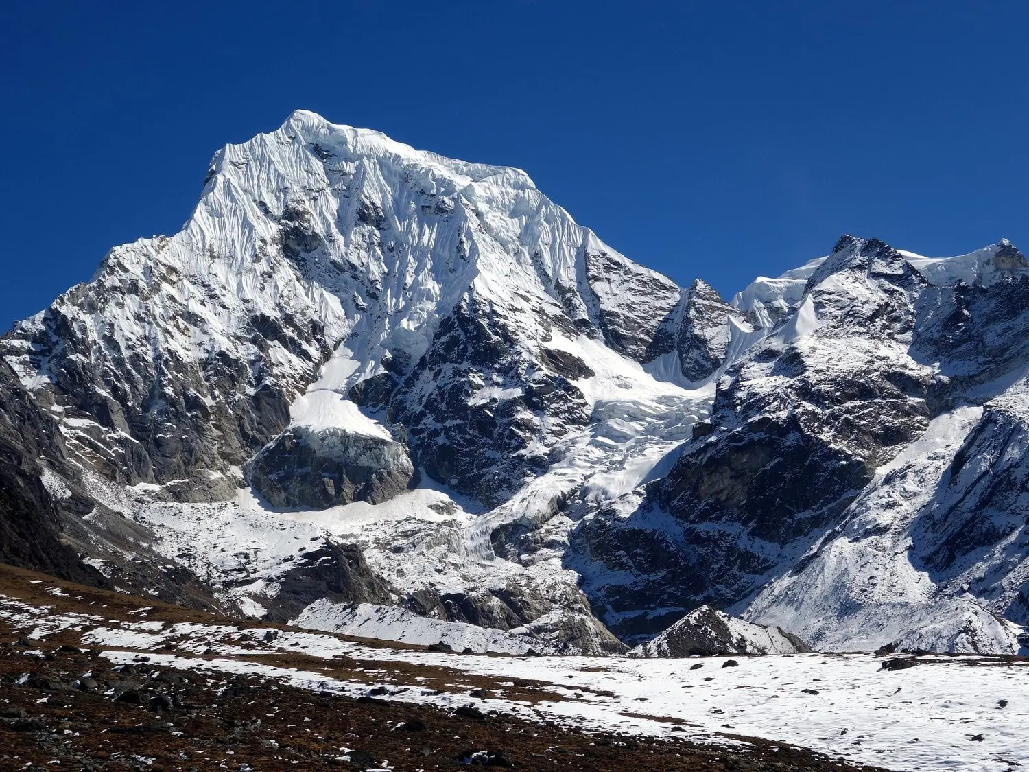 Чолацзе — вершина висотою 6440 метрів, розташована між долинами Кхумбу та Гокіо у Непалі. Незважаючи на легкий доступ, вона залишалася закритою для експедицій і мала сходжень до 1982 року. 