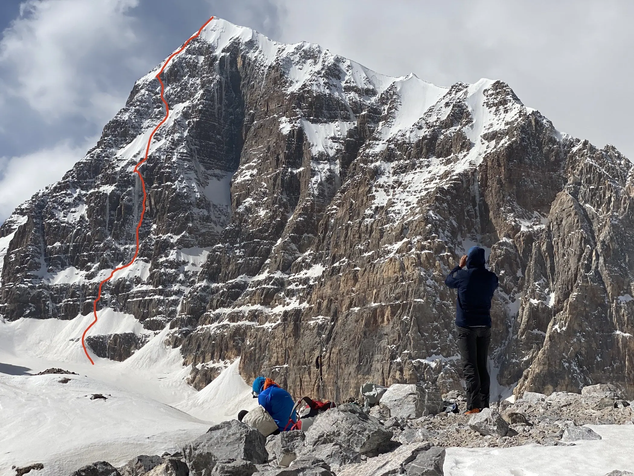 Маршрут Trophy Hunt (AI5+, M5, 1100м) на північно-східній стороні Піка Альпініст (5482 м) у Киргизстані. Фото Jared Vilhauer