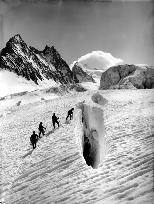 Льодовик Glacier Blanc на горі Barre des Écrins. Фото Vittorio Sella, Національний гірський музей, Турин 