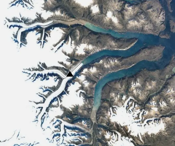 розташування базового табору, позначене трикутником, на льодовику Coronation Glacier, що закінчується морем