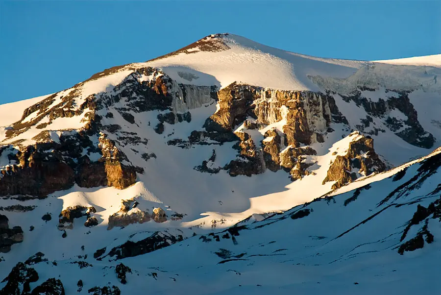 Серро Мармолехо (Cerro Marmolejo, 6108 мутрів) стратовулкан на чилійсько-аргентинському кордоні, що є найпівденнішим шеститисячником на планеті.