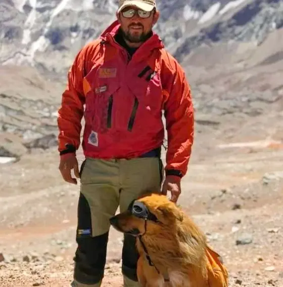 Ігнасіо Лусеро (Ignacio Lucero) разом зі своєю собакою Оро