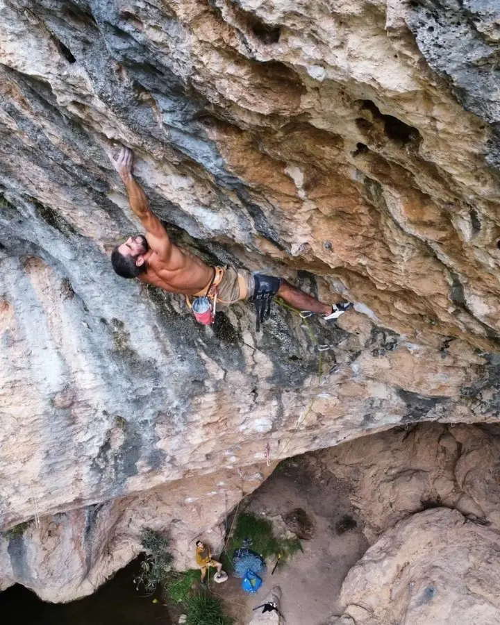 Джонатан Фльор (Jonatan Flor) на скелях іспанського регіону Монтанехос (Montanejos). 