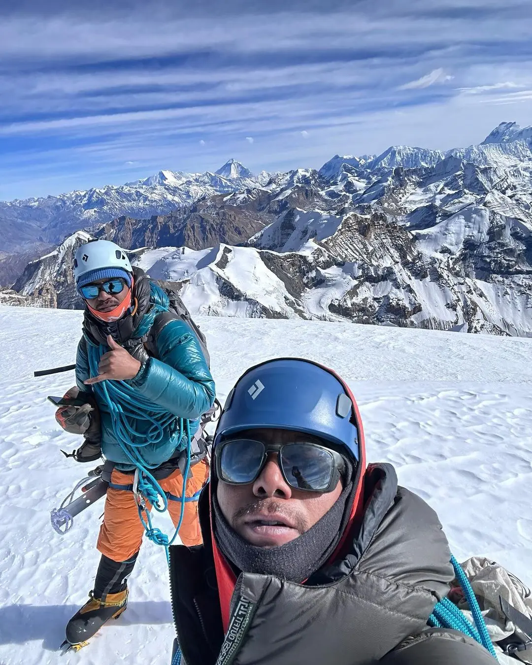 Паракаш Гурунг (Prakash Gurung) та Юкта Ж. (Yukta G) на вершині Кхумджунгар Гімал (Khumjungar Himal) заввишки 6759 метрів.