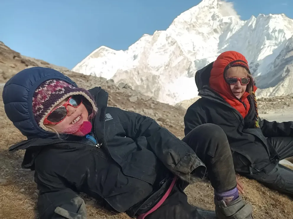 Чотирирічна Зара та її брат Саша (7 років, праворуч) у базовому таборі гори Еверест на висоті 5364 метри. Фото David Šifra