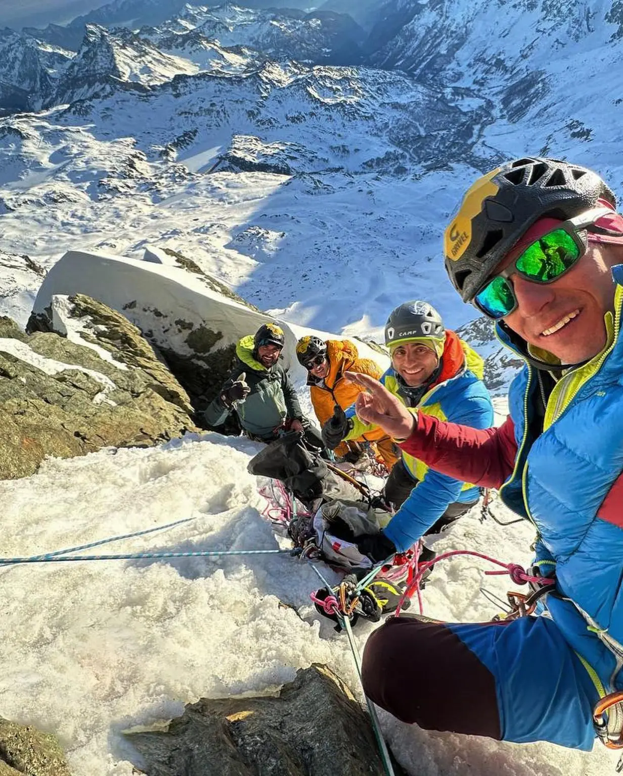 Четвірка альпіністів на горі, на короткій ділянці льоду. Фото François Cazzanelli