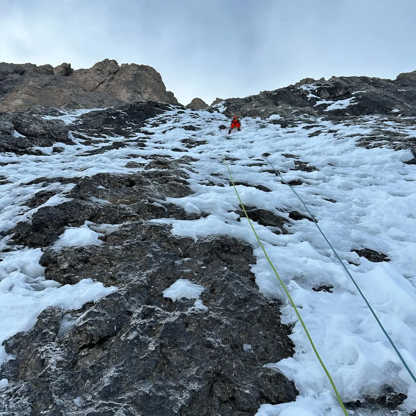 На маршруті Aura ( M6 AI5, 1000 метрів) по північній стіні гори Лангкофель / Сассолунго (Langkofel / Sassolungo, 3181 м). Сімон Гітль (Simon Gietl) та Мартін Файстл (Martin Feistl). Фото Simon Gietl