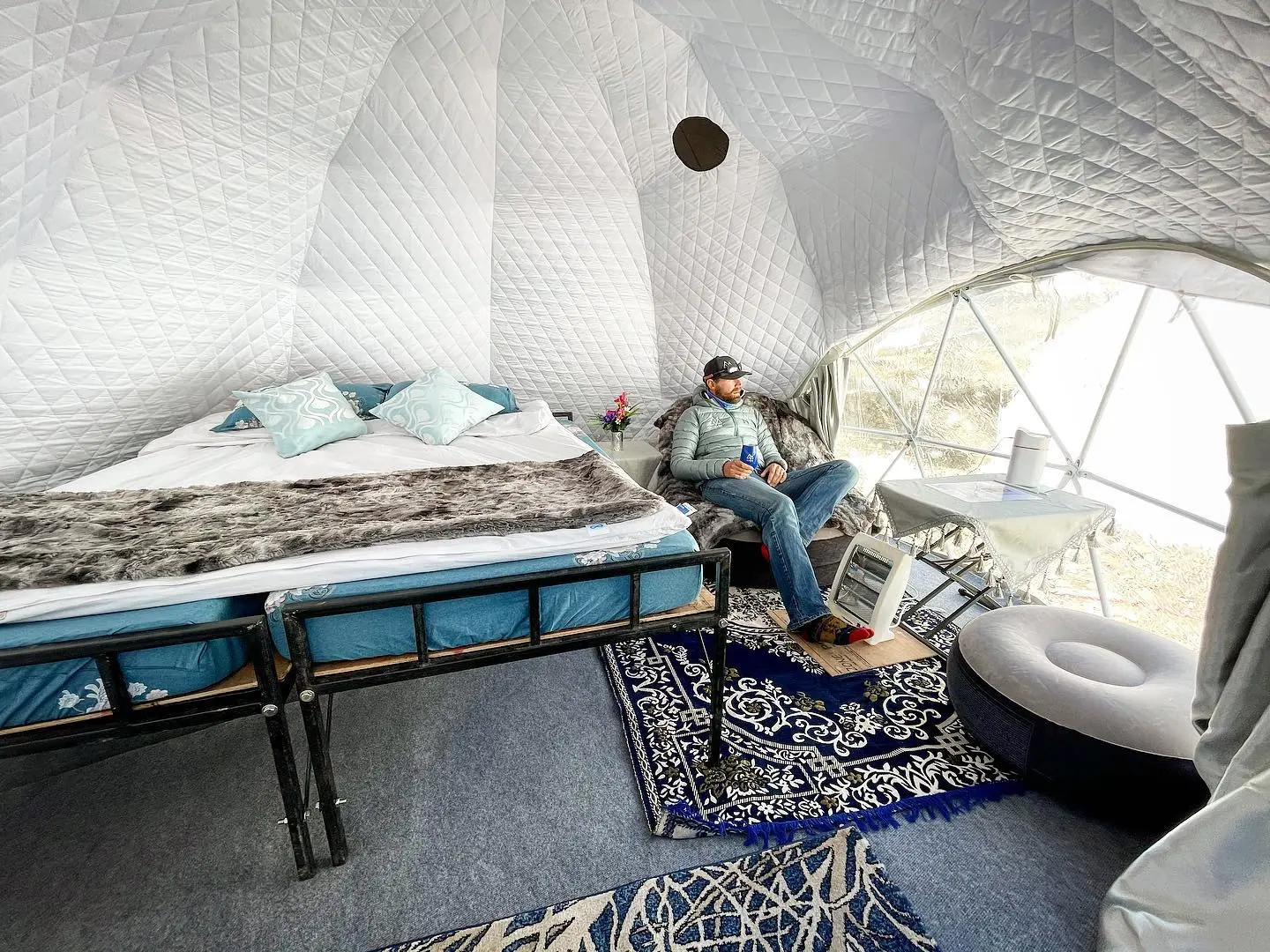 Намети Executive Dome для багатих клієнтів, що пропонуються у базовому таборі Евересту