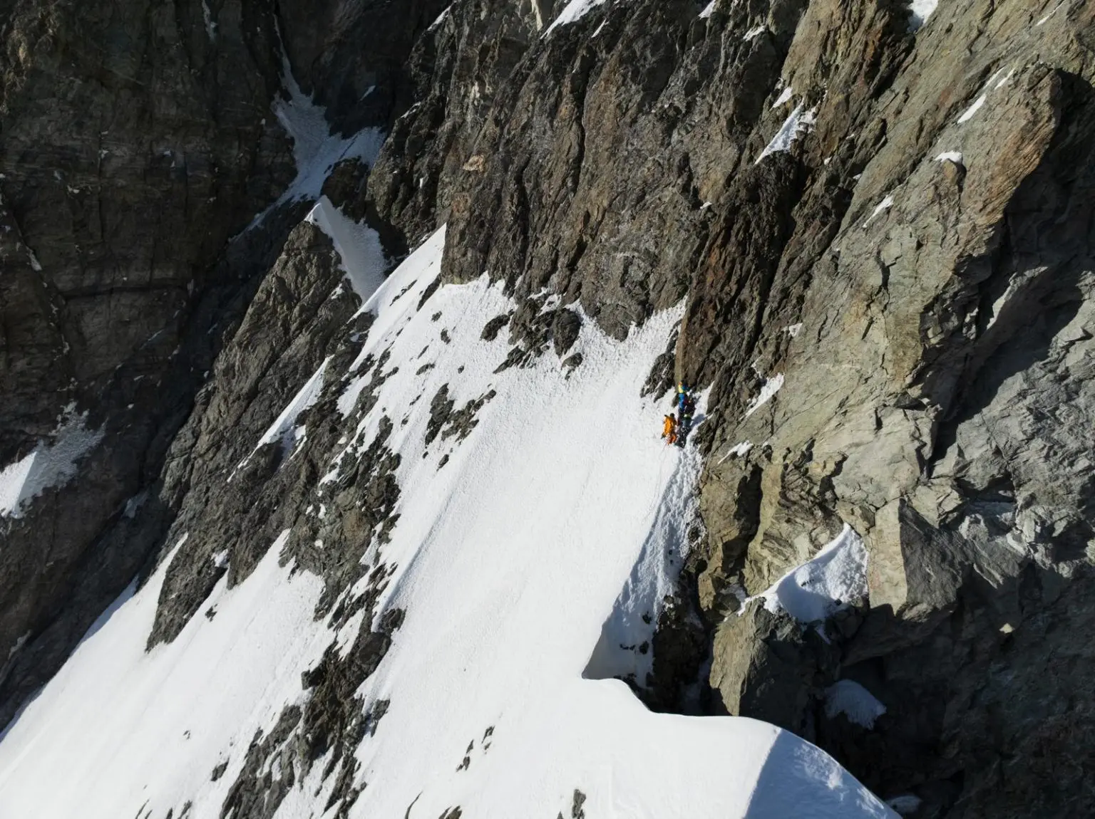 альпініст на вершині крутої сніжної ділянки, наприкинці восьмої мотузки, на величезному схилі Червіно (Маттерхорн). Фото François Cazzanelli
