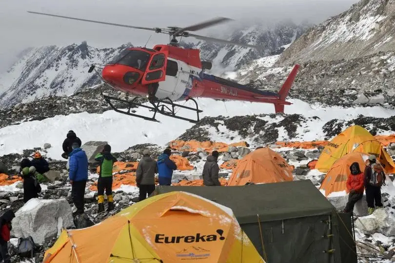 Гелікоптери на Евересті. Фото Excellent Himalaya