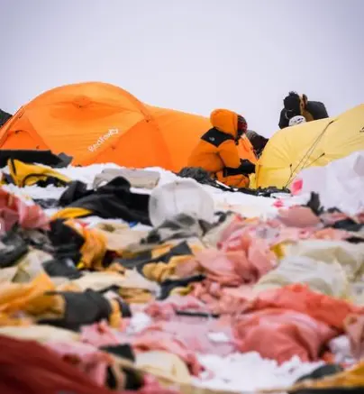 Залишки наметів в таборі 4 на Евересті. Фото Elia Saikaly