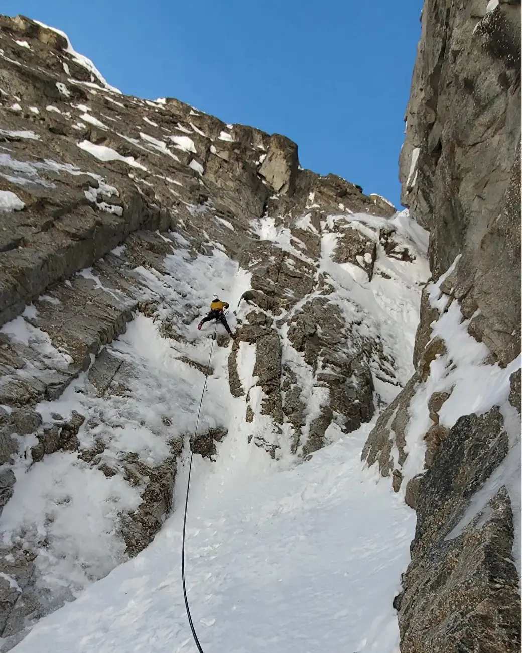 Річард Тірабоші (Richard Tiraboschi) та Джузеппе Відоні (Giuseppe Vidoni) на маршруті «Couloir Noire» (400 м, AI4, M5) на горі Егюїй-Нуар-Де-Пютерей в гірському масиві Монблан. Фото Giuseppe Vidoni