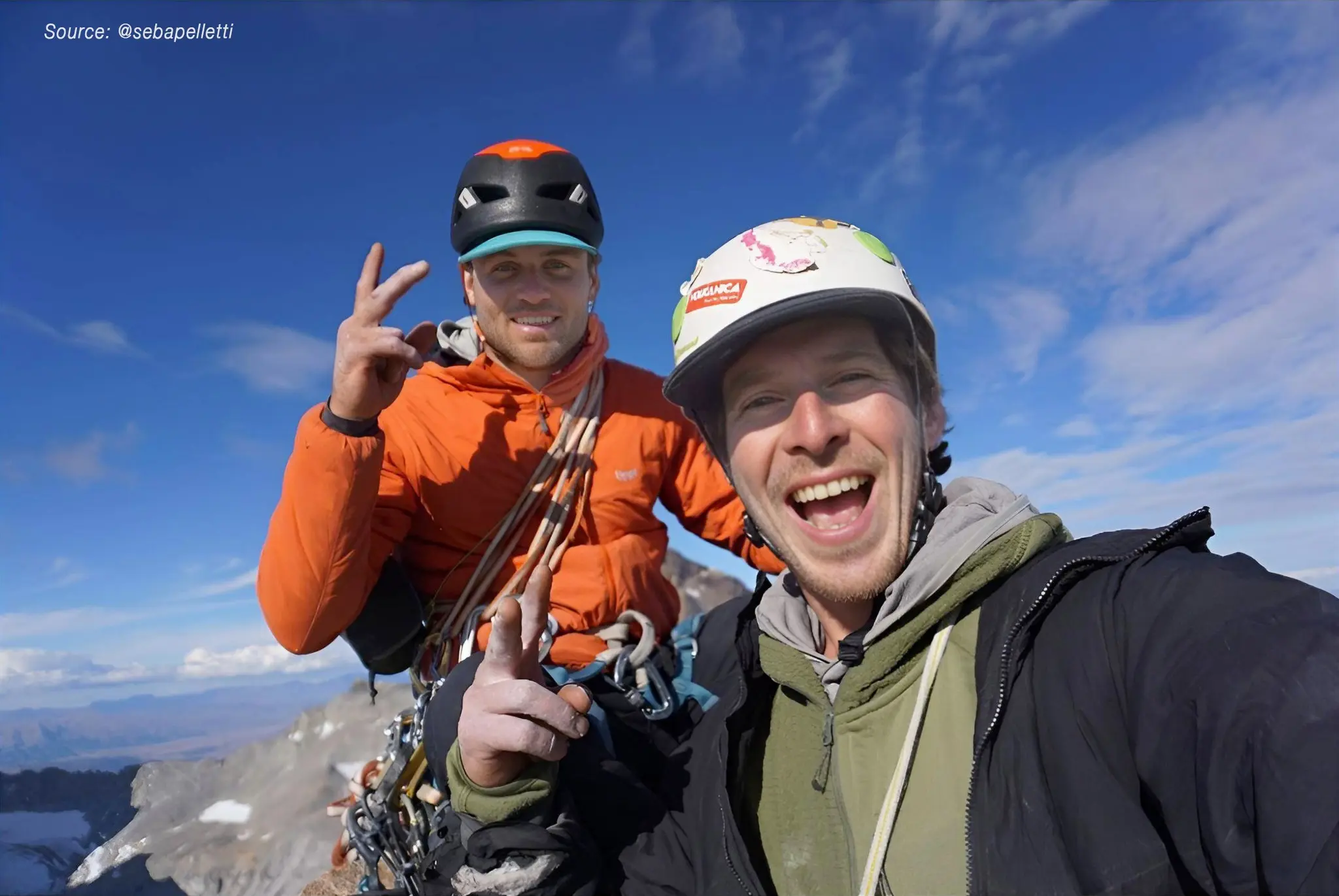 Себа Пеллетті (Seba Pelletti) та Герман Родрігес (Hernan Rodriguez) на вершині Серро Еспада (Cerro Espada) заввишки 2196 метрів. Фото Seba Pelletti, Hernan Rodriguez