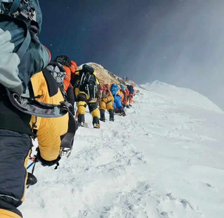 Альпіністи на схилі Евересту у 2023 році. Фото Олег Іванченко