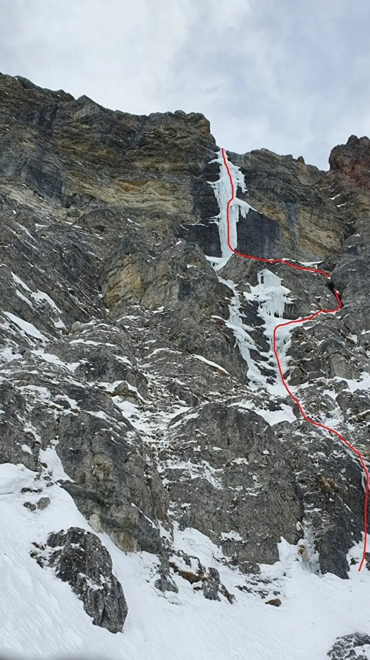 маршрут Daily Dose of Luck (WI 5, M4, 400 метрів) по західній стіні на вершину Hammerspitze (2634 метрів), що знаходиться у долині Піннішталдь (Pinnistal), Австрія. Фото Martin Feistl
